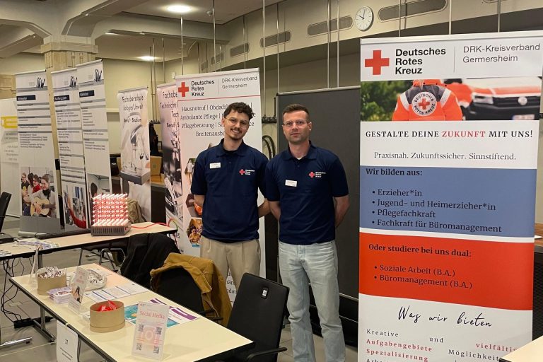 Zwei Mitarbeitende am Stand des DRK-Kreisverbands Germersheim auf der Ausbildungsmesse in Landau