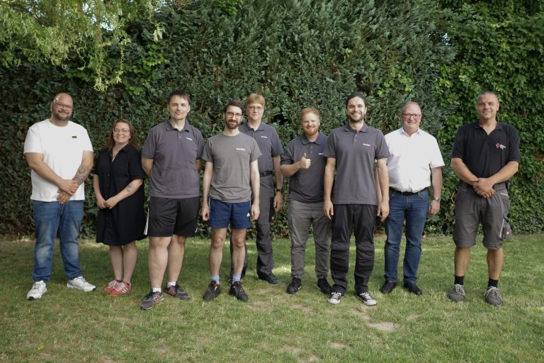 Gruppenfoto: Team der Kardex AG mit Einrichtungsleitungen, Geschäftsführung und Facility Management des DRK-Kreisverbands Germersheim