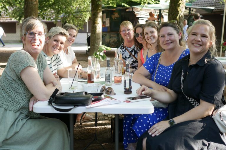 Lachende Gäste an einem Tisch beim Sommerfest des DRK-Kreisverbands Germersheim
