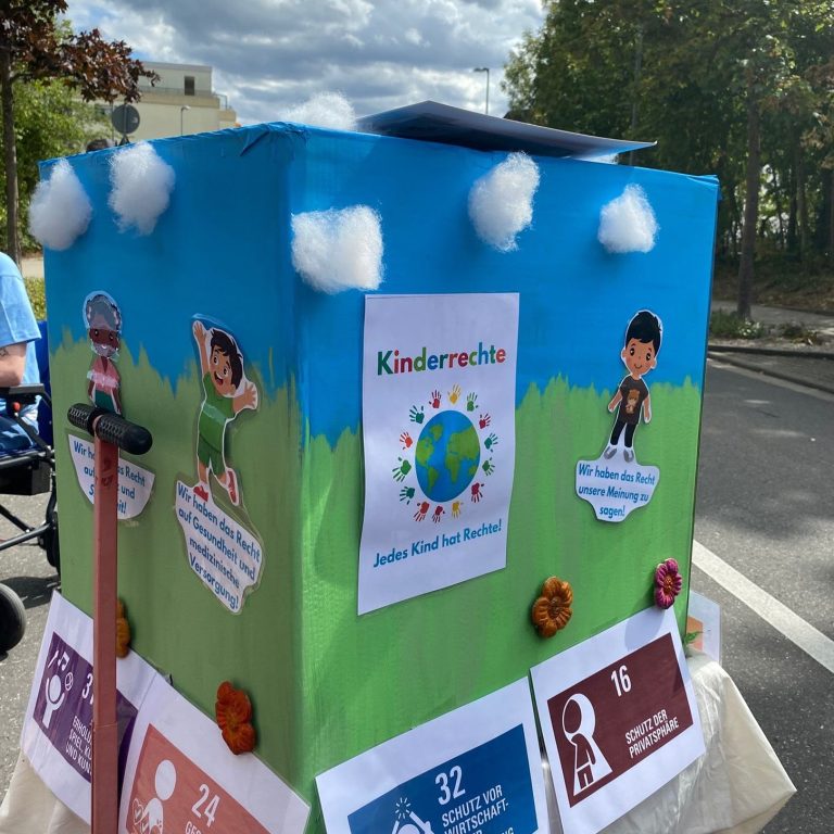 Geschmückter Wagen mit Schildern zu den Kinderrechten beim Festumzug zum Stadtjubiläum Germersheim